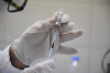 Ο ΣΥΡΙΖΑ καλεί τον Μητσοτάκη να υιοθετήσει την πρόταση για άρση της πατέντας στα εμβόλια