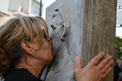 Παύλος Φύσσας: Το φιλί της μητέρας του στο μνημείο για τη δολοφονία του - Σε εξέλιξη αντιφασιστικές πορείες