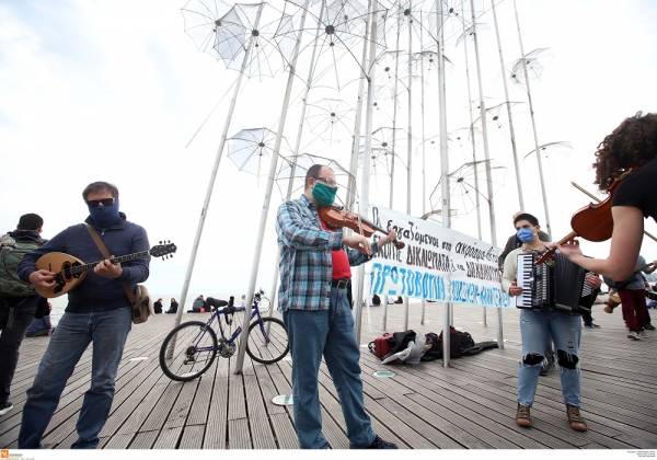 Θεσσαλονίκη: Μουσική διαμαρτυρία καλλιτεχνών στη Νέα Παραλία με μάσκες