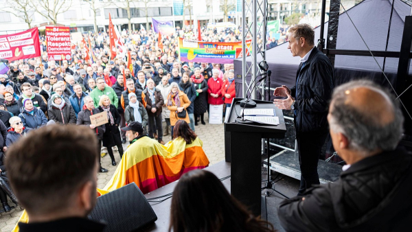 O πρόεδρος του ομίλου Volkswagen, Mπλούμε, κεντρικός ομιλητής σε διαδήλωση κατά της Ακροδεξιάς