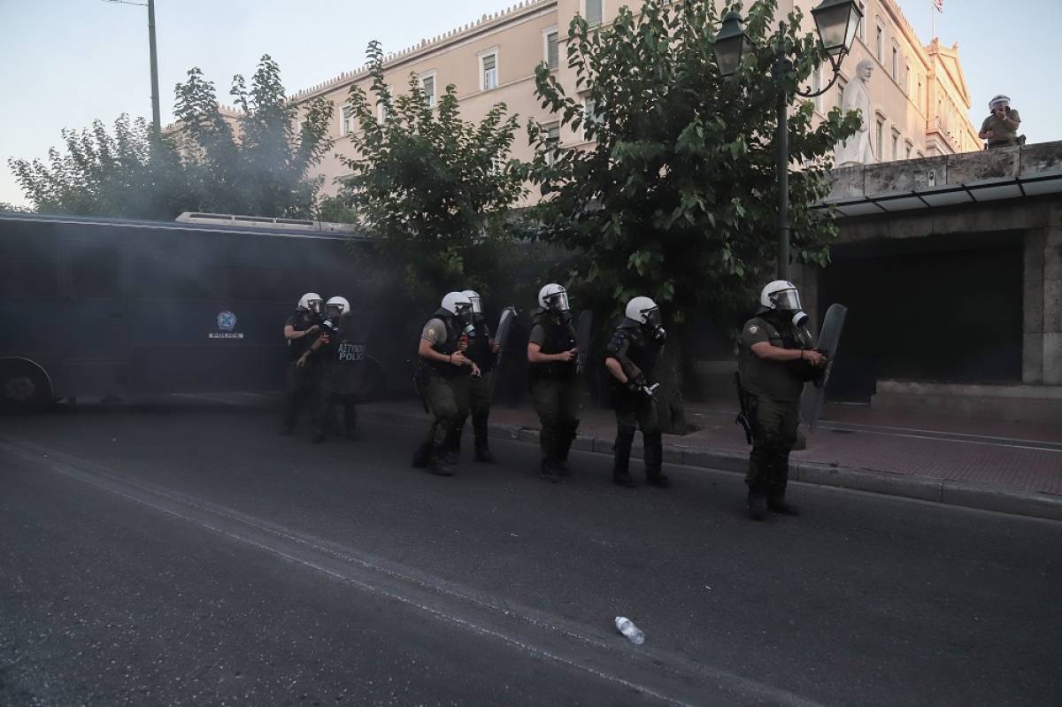 Κόντρα Χρυσοχοΐδη - ΣΥΡΙΖΑ για την καταγγελία για αξιωματικό στη χθεσινή πορεία
