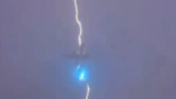 Απίστευτο βίντεο: Κεραυνός χτυπάει αεροπλάνο στον αέρα