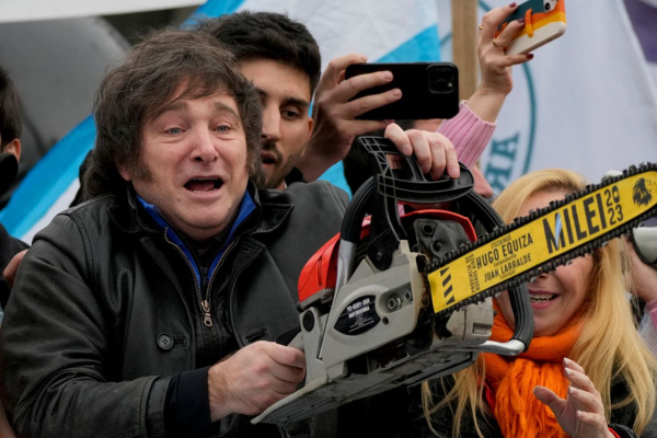 Χαβιέρ Μιλέι: Ποιος είναι ο νέος πρόεδρος της Αργεντινής με τη φαβορίτα και το «αλυσοπρίονο»