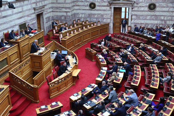 Συζήτηση για τα Τέμπη: Ομοβροντία κατά της κυβέρνησης, οι στιγμές που «άναψαν τα αίματα» στη Βουλή