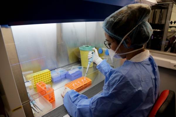 Κορονοϊός: Η Ε.Ε. αγοράζει 300 εκατομμύρια δόσεις του εμβολίου της AstraZeneca
