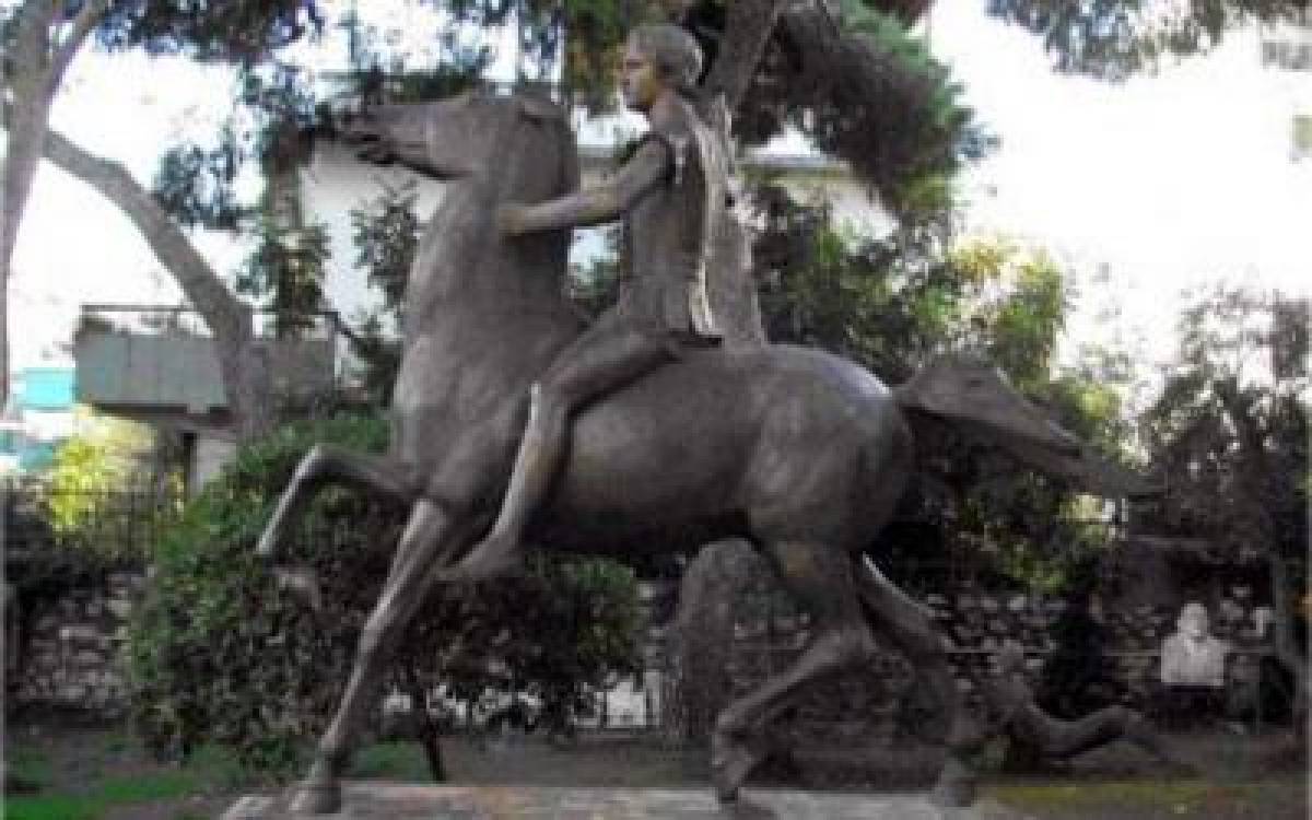 Το άγαλμα του Μεγάλου Αλεξάνδρου βρήκε τη θέση του στο κέντρο της Αθήνας