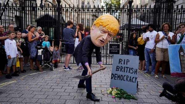 Βρετανία: Χιλιάδες υπογραφές κατά της αναστολής λειτουργίας του κοινοβουλίου