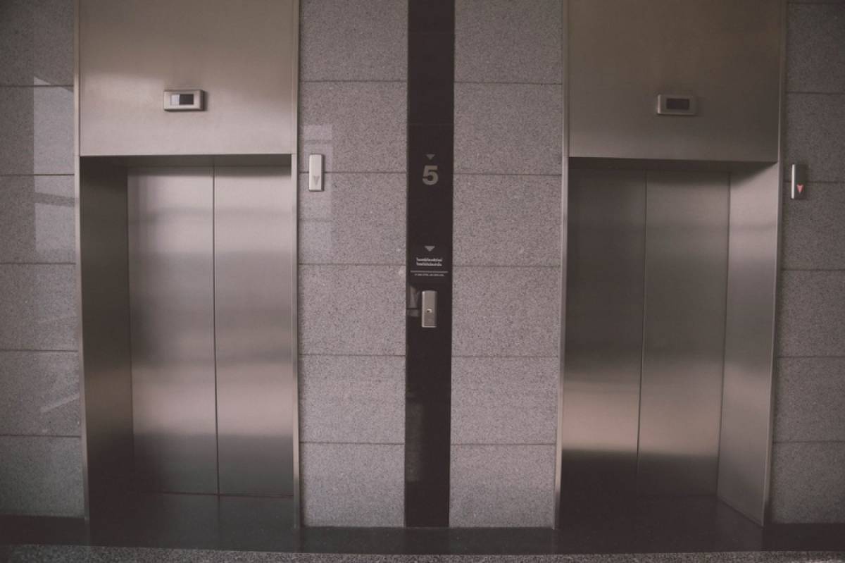 Πόσοι επιτρέπεται να μπουν στα ασανσέρ, ποια τα πρόστιμα