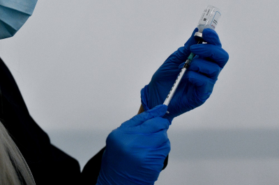 Τρίτη δόση εμβολίου: Ποιοι πρέπει να κάνουν και τι είπε για AstraZeneca ο Μόσιαλος