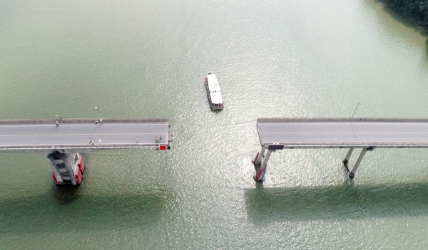Τραγωδία στην Κίνα: Πλοίο «ξήλωσε» γέφυρα – Πέντε νεκροί (Βίντεο)