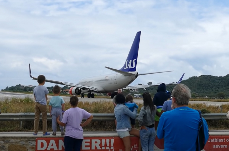 Σκιάθος: Ωστικό κύμα τουρμπίνας αεροπλάνου τραυμάτισε σοβαρά τουρίστρια - Έβγαζε φωτογραφίες