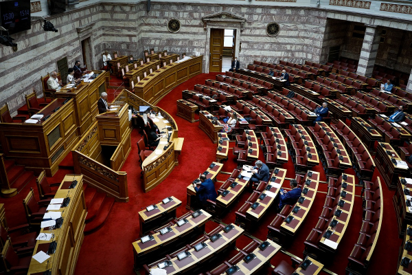 ΑΠΕ: Κατά πλειοψηφία εγκρίθηκε το νομοσχέδιο για το νέο αδειοδοτικό πλαίσιο