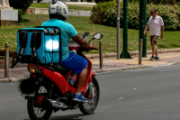 ΑΑΔΕ: Σαρωτικοί έλεγχοι για φοροδιαφυγή στις πλατφόρμες delivery