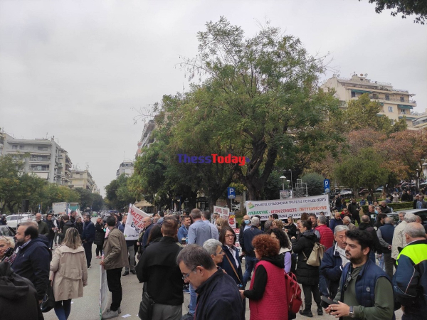 Απεργία: Μαζικές διαδηλώσεις και στη Θεσσαλονίκη – Φωτογραφίες και βίντεο