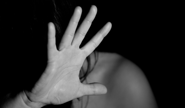Βόλος: Χειροπέδες σε 18χρονο που κατηγορείται για βιασμό της πρώην συντρόφου του