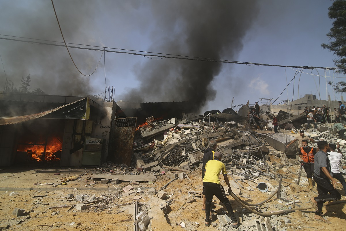 Γάζα: Χωρίς σταματημό οι ισραηλινοί βομβαρδισμοί - Εγκαταλείπουν κατά χιλιάδες τη Ράφα