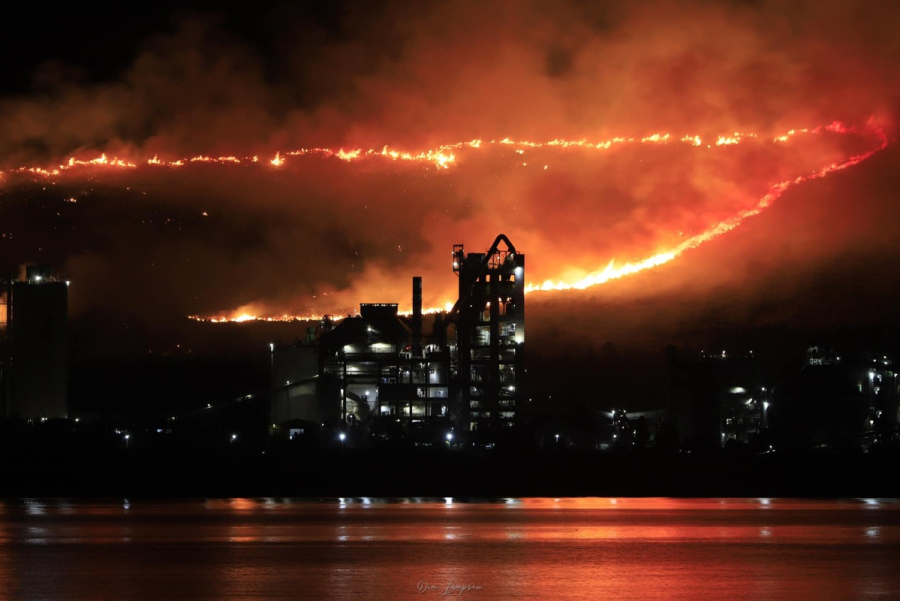 Μεγάλη φωτιά στην Εύβοια: Μάχη να μην απειληθεί το εργοστάσιο της ΑΓΕΤ (Εικόνες - Βίντεο)