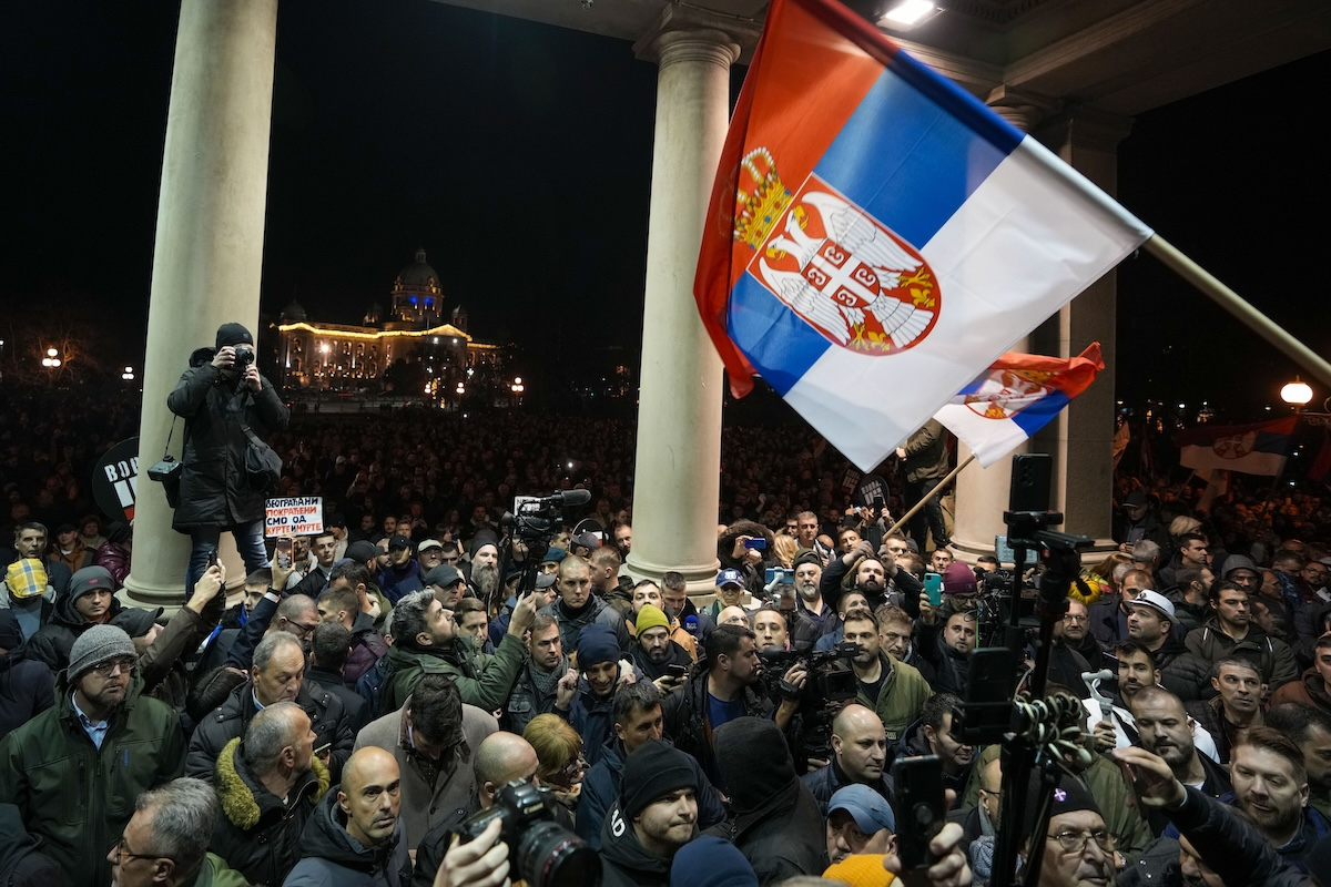 Συγκρούσεις στο Βελιγράδι – Διαδηλωτές επιχείρησαν να καταλάβουν το Δημαρχείο