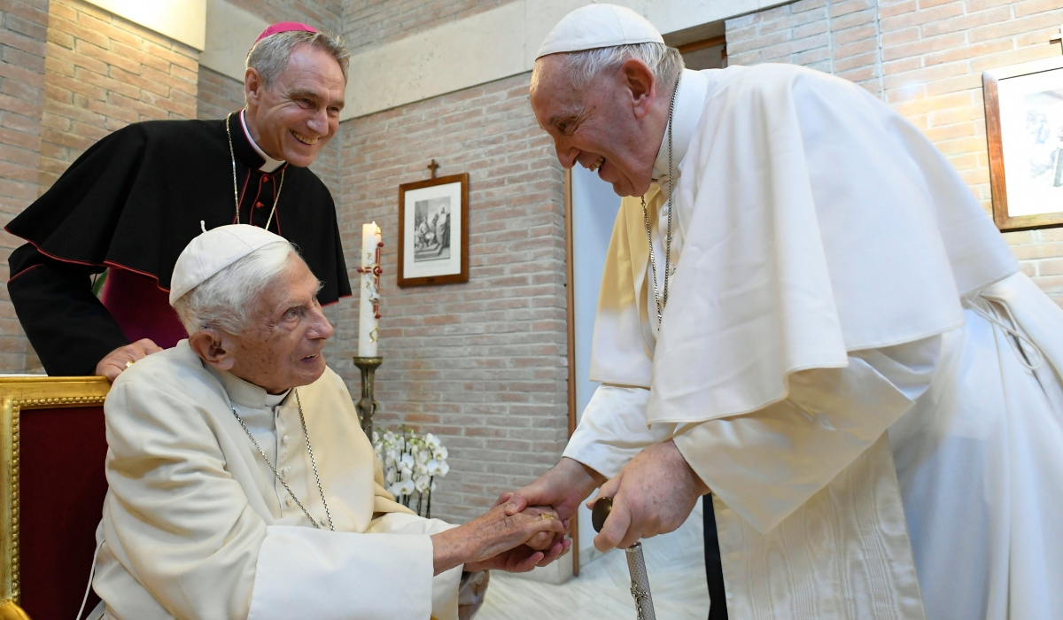 Συναγερμός για τον πρώην πάπα Βενέδικτο: Η έκκληση του Φραγκίσκου