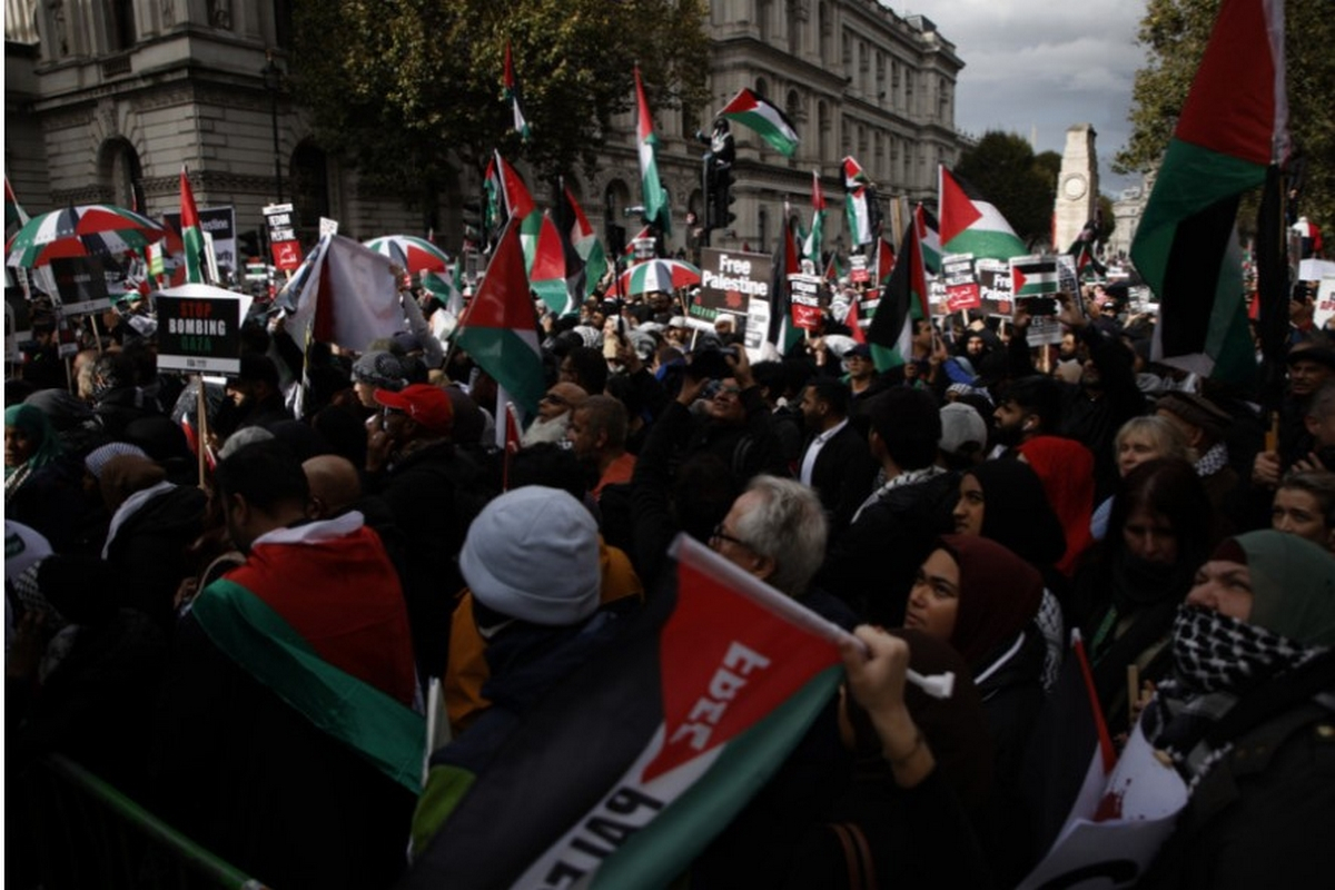 Βρετανία: Χιλιάδες διαδηλώνουν στο Λονδίνο υπέρ των Παλαιστινίων