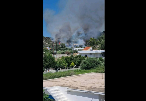 Φωτιά τώρα στη Ρόδο: Καίει κοντά σε σπίτια - Οι πρώτες εικόνες