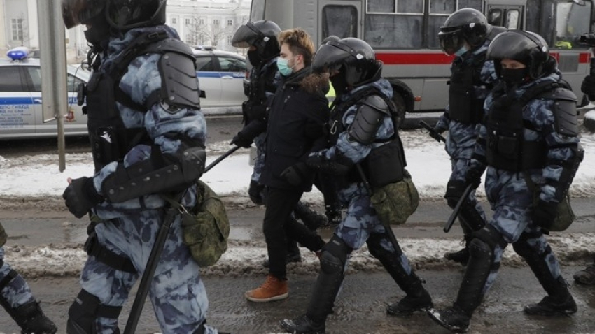 Ρωσία: Τουλάχιστον 500 συλλήψεις στις διαδηλώσεις υπέρ του Ναβάλνι
