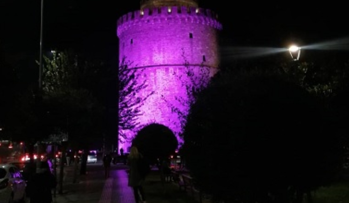 Θεσσαλονίκη: Γιατί φωταγωγήθηκε στα μωβ ο Λευκός Πύργος