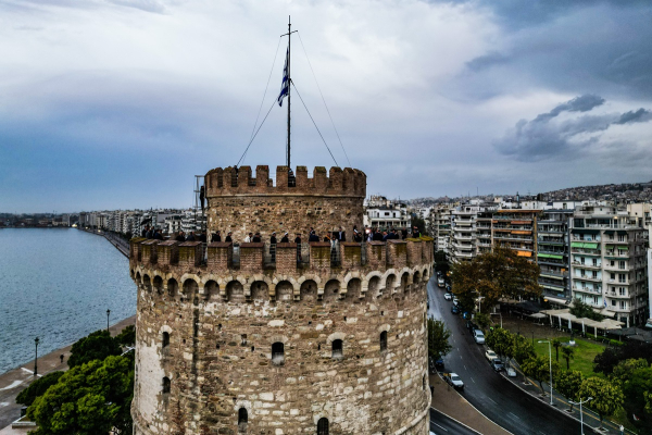 Θεσσαλονίκη: Η έπαρση της σημαίας στον Λευκό Πύργο - Ξεκίνησαν οι εορταστικές εκδηλώσεις