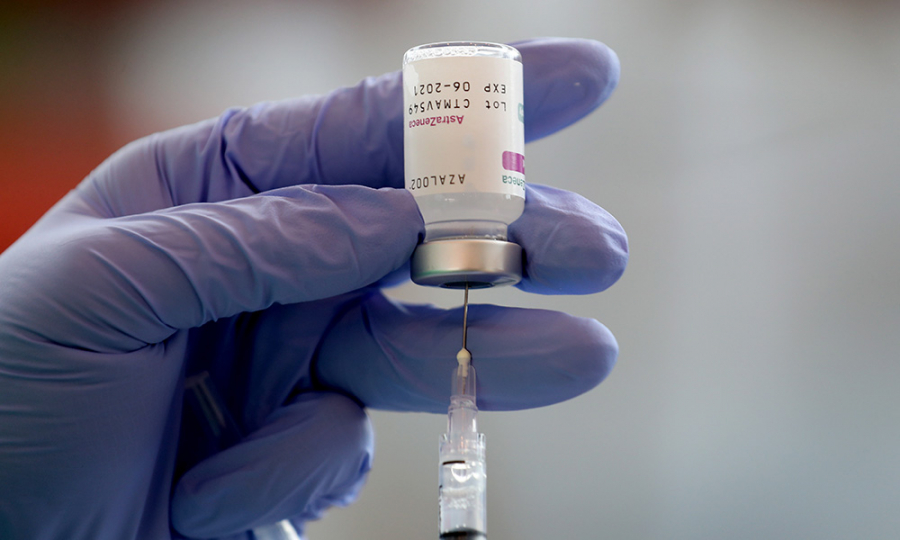 Σύγχυση με το AstraZeneca: Τι λένε οι ειδικοί για τη β’ δόση του εμβολίου