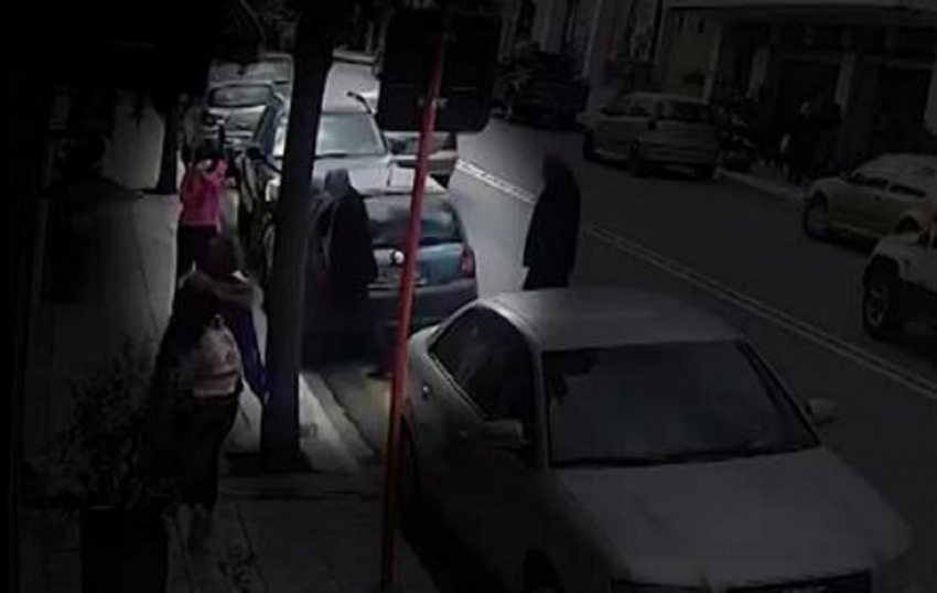 Κυπαρισσία: Η στιγμή που ο δράστης τραβάει όπλο και μπαίνει στο κατάστημα (Βίντεο)