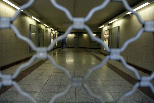 Μετρό: Άνθρωπος έπεσε στις γραμμές στον σταθμό της Δάφνης - Απεγκλωβίστηκε σώος