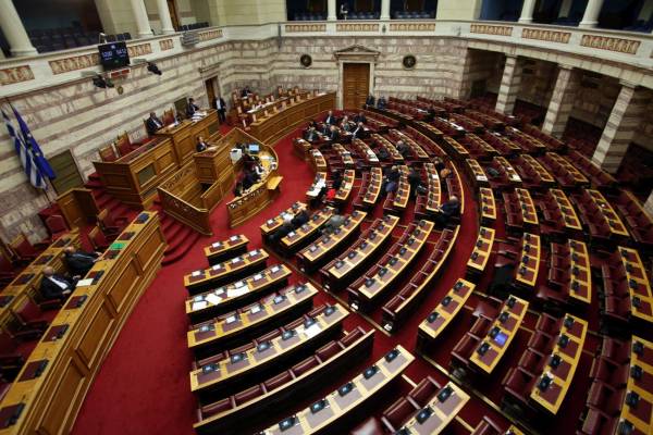 Μπαράζ νομοσχεδίων στη Βουλή ενόψει Eurogroup