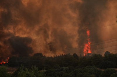 Μέσα στη Βαρυμπόμπη η φωτιά: Πύρινη κόλαση, καίγονται σπίτια, νέο μήνυμα από το «112»