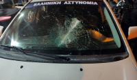 Θεσσαλονίκη: Πατέρας και γιος επιτέθηκαν σε αστυνομικούς και έσπασαν το περιπολικό