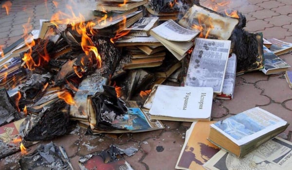 Σάλος με τη Βρετανή πρέσβη στην Ουκρανία για την ανάρτηση με τα «καμένα βιβλία»