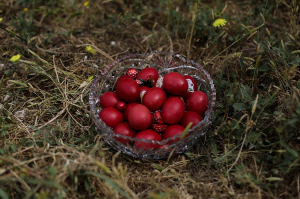 Βάψιμο αυγών: Όλοι οι τρόποι και τα μυστικά για καλή επιτυχία