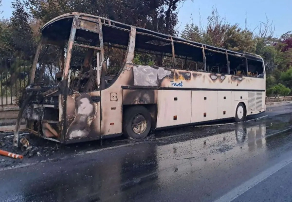 Επεισόδια με μολότοφ στη Γεωπονική: Κάηκαν δύο τουριστικά λεωφορεία