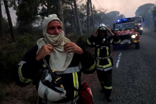Στις φλόγες η νότια Γαλλία: Τις φωτιές σαρώνει ισχυρός βορειοδυτικός άνεμος
