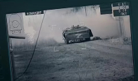 Η στιγμή που ρωσικό τεθωρακισμένο μπαίνει στο στόχαστρο «κυνηγών τανκ» (Βίντεο)