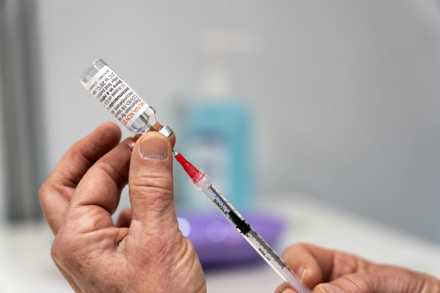 Novavax: «Πράσινο φως» στο εμβόλιό της για τον κορονοϊό σε ενήλικες