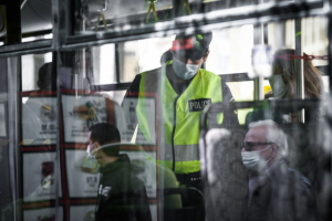 Γιαννούλης: Μετά από 12 μήνες ανακάλυψαν ότι ο κορονοϊός κολλάει στα λεωφορεία