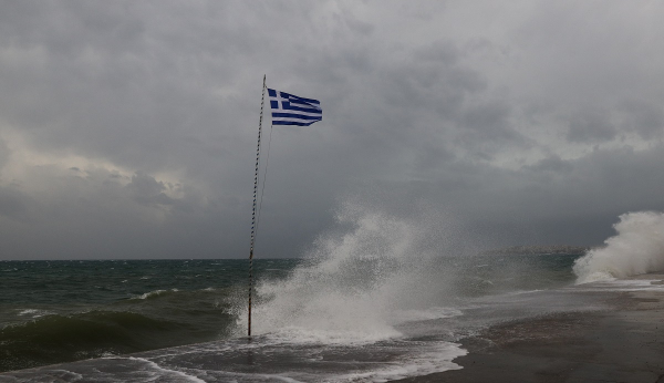 Κακοκαιρία: Κύματα έως 6 μέτρα αναμένονται στο Σαρωνικό