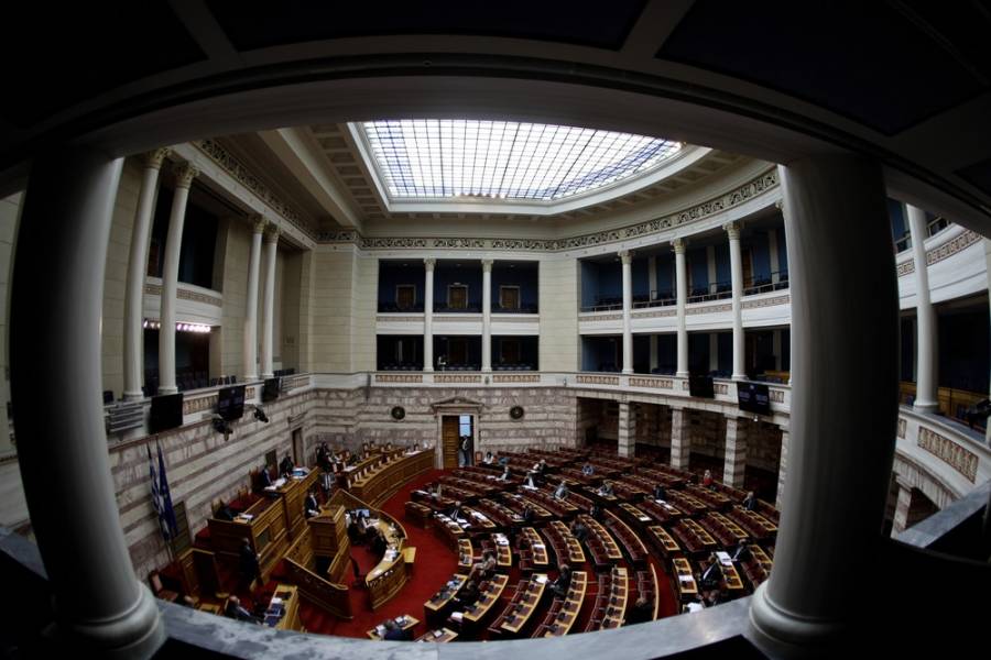 Μετωπική σύγκρουση στη Βουλή για τη δραματική εξάπλωση της πανδημίας