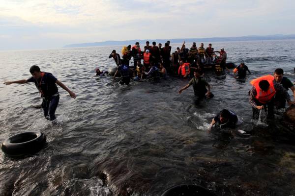 Κόντρα κυβέρνησης - ΣΥΡΙΖΑ για το «πλωτό φράγμα» στο Αιγαίο