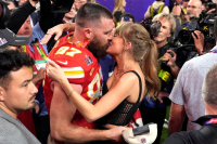 Super Bowl 2024: Τα φιλιά της Taylor Swift στον Travis Kelce και η εκρηκτική εμφάνιση του Usher στο Halftime Show
