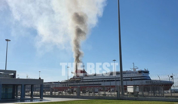 Φωτιά τώρα σε ελλιμενισμένο πλοίο στο νέο λιμάνι της Πάτρας (Βίντεο)