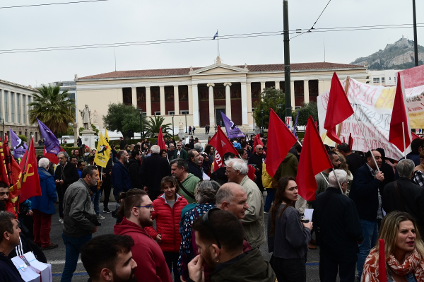 Πρωτομαγιά: Με βροχή διαδήλωσαν οι συγκεντρωμένοι στην Αθήνα - Φωτογραφίες