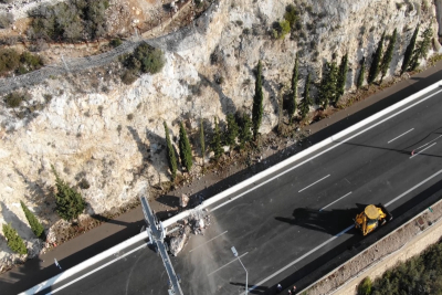 Εθνική Οδός Αθηνών - Κορίνθου: Η πτώση του βράχου στον δρόμο (βίντεο drone)