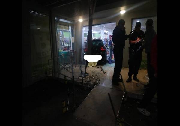 Ρόδος: Αυτοκίνητο «καρφώθηκε» σε σούπερ μάρκετ