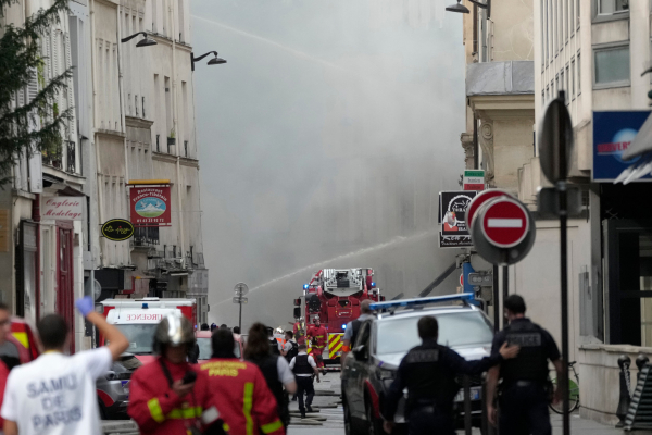 Έκρηξη στο Παρίσι: Δύο αγνοούμενοι, δεκάδες τραυματίες - Υπό έλεγχο η φωτιά (Εικόνες - Βίντεο)